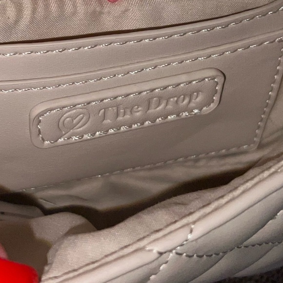 NWOT mini cream colored bag. Crossbody or waist bag. Faux leather. - Picture 4 of 7